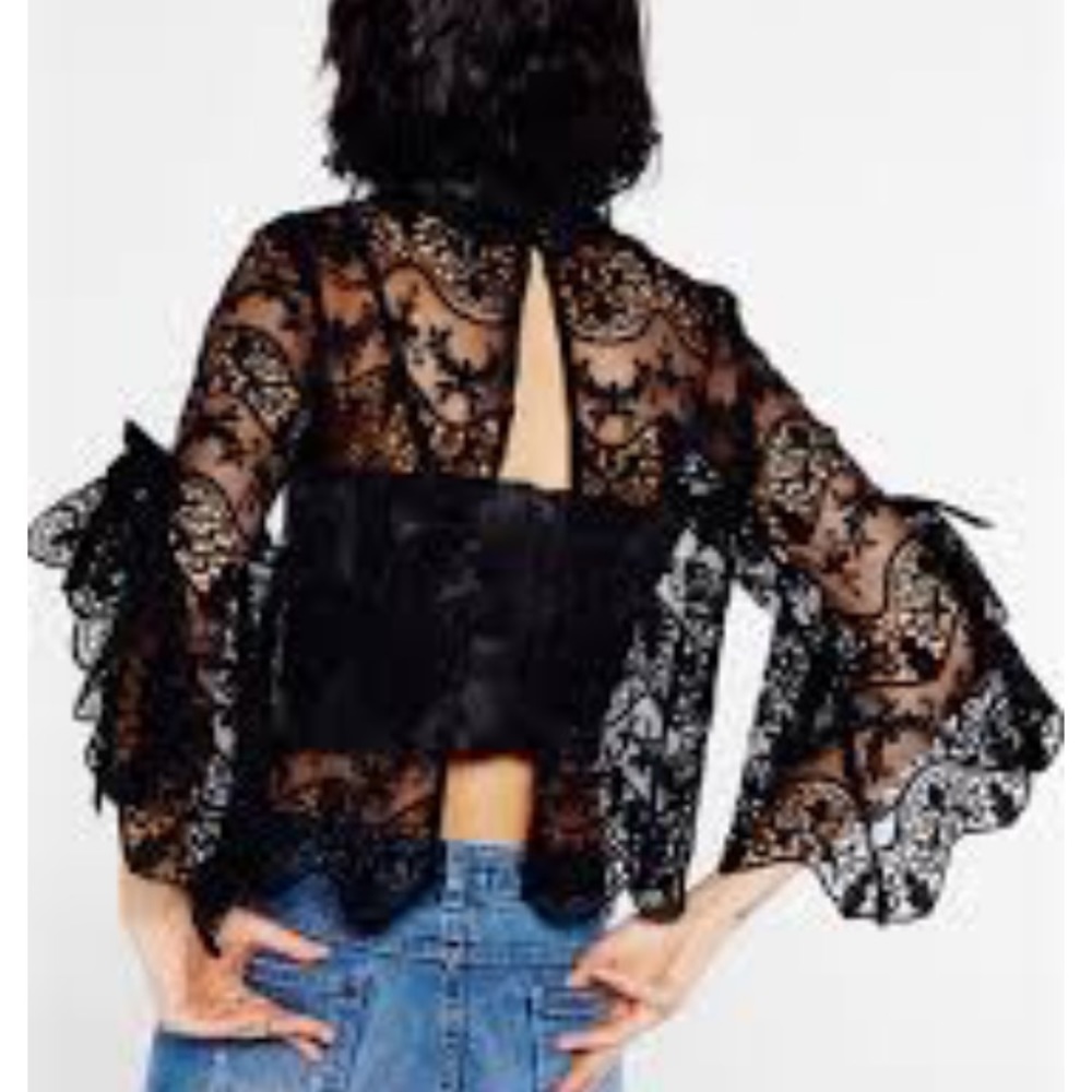 Bell sleeve lace crop top